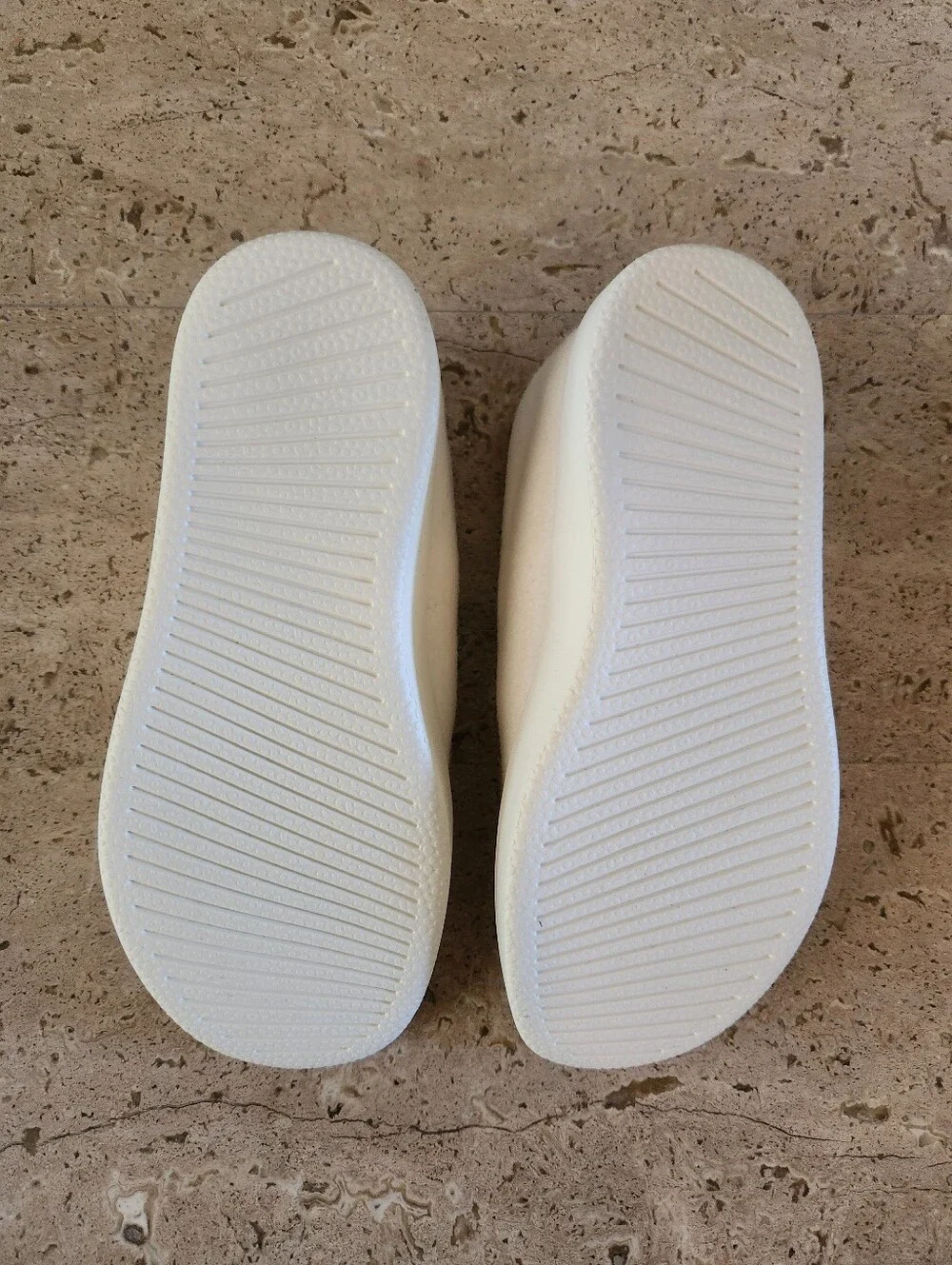 allbirds Kids White Wool Lounger Slippers with Blue Trim